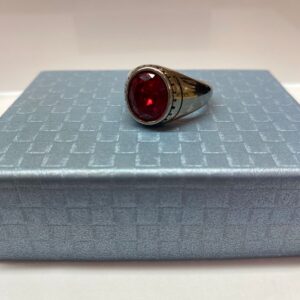 Anillo piedra roja tallada